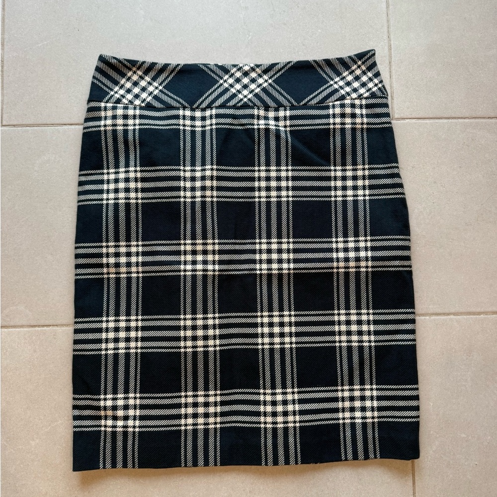 Tailor New York navy and cream plaid skirt. Size 10